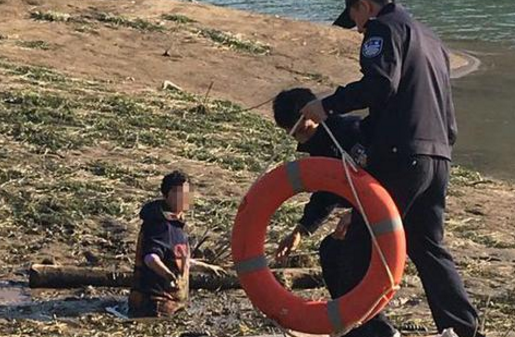 浙江常山六旬老太摸螺蛳身陷淤泥，两民警徒手刨泥半小时救出